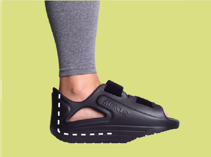 Uma imagem contendo vestuário, vestindo, segurando, homem

Descrição gerada automaticamente