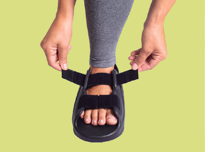 Par de tênis na mão

Descrição gerada automaticamente